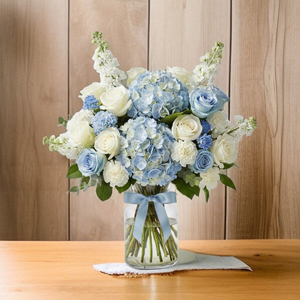 แจกันดอกไม้สดโทนฟ้า-ขาว A 002 (Sky Blue Elegance)