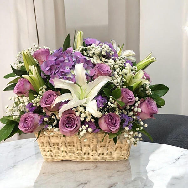 กระเช้าดอกไม้สดพรีเมี่ยม B008 (Royal Purple & White)