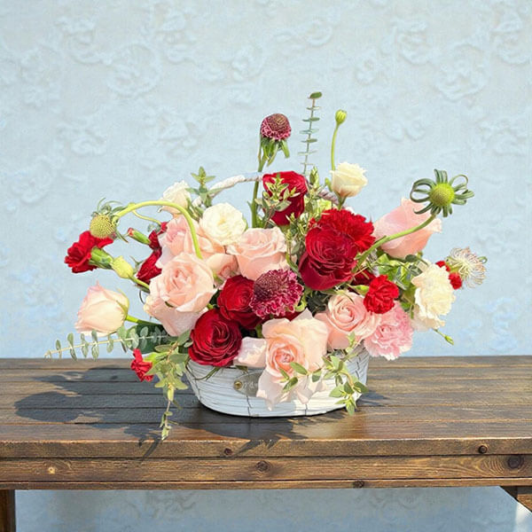 กระเช้าดอกไม้ B003 (Romantic Pink & Red) ดีไซน์ร่วมสมัย