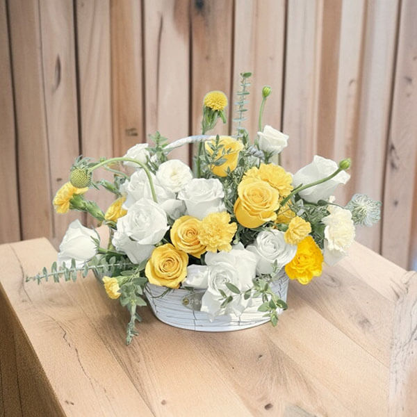 กระเช้าดอกไม้สด B017 (Yellow & White Harmony) โทนขาวเหลืองละมุน