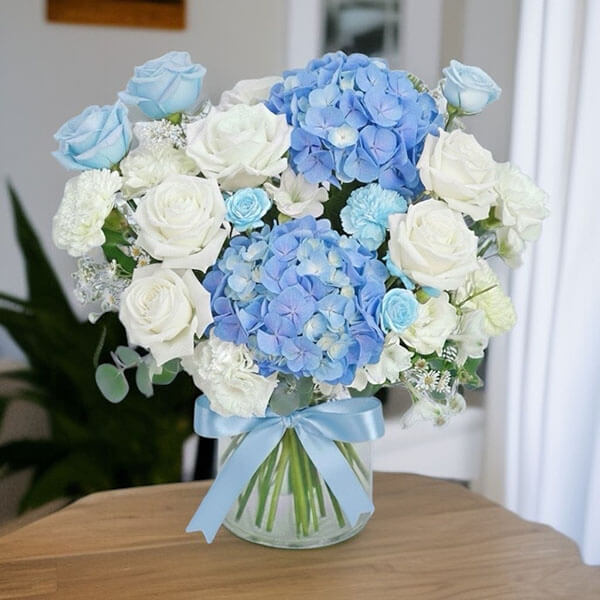แจกันดอกไม้โทนขาว-ฟ้า A012 (White Roses&Hydrengea)