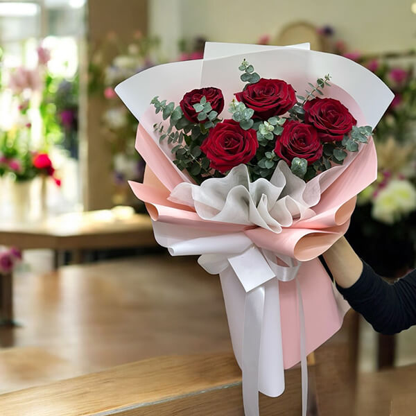 ช่อดอกไม้ Red Passion Bouquet – ช่อดอกไม้กุหลาบแดง แซมดอกยิบโซ ห่อกระดาษขาวแดง