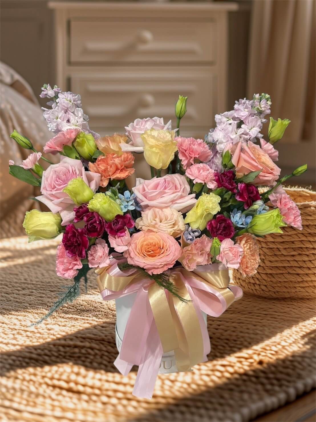 กล่องดอกไม้ "Charming Day – เพิ่มเสน่ห์ให้วันพิเศษ"