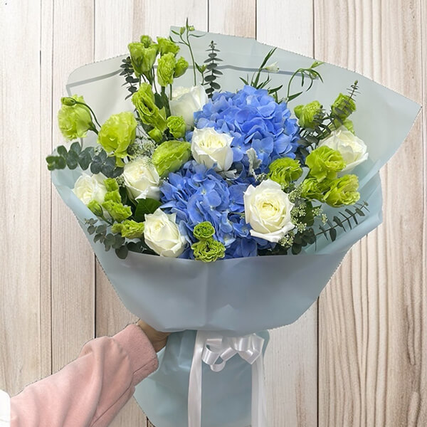 ช่อดอกไม้ "White & Blue Green Bouquet" ช่อดอกไม้ "White & Blue Green Bouquet"