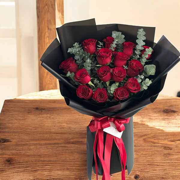 ช่อดอกไม้  "Crimson Elegance Bouquet"