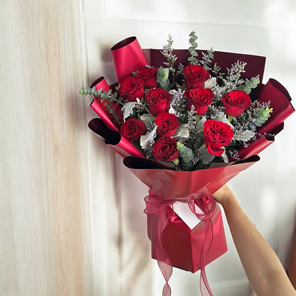 ช่อดอกไม้ "Red Rose Flower Bouquet with Caspia and Eucalyptus"