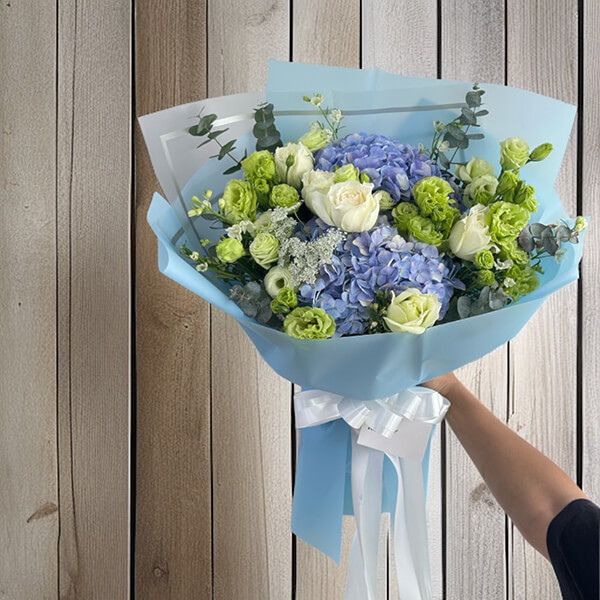 ช่อดอกไม้ "Blue Hydrangea and White Rose Bouquet with Green Lisianthus"