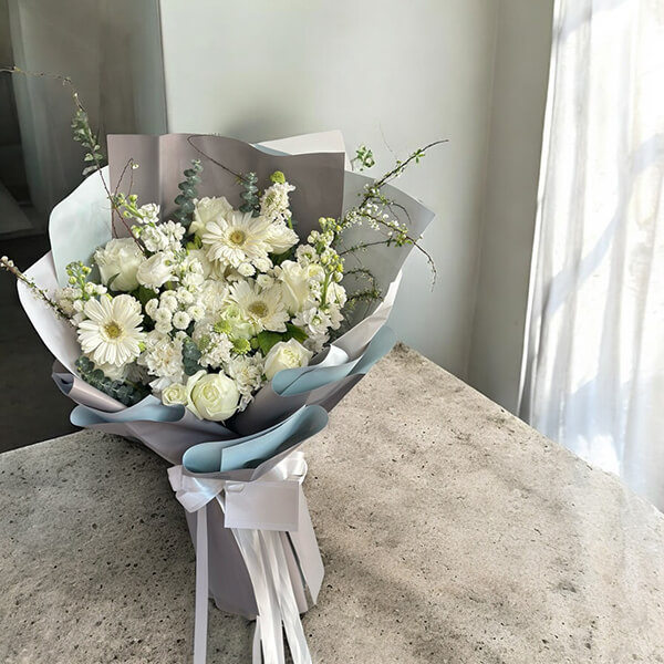 ช่อดอกไม้โทนเรียบหรู – ส่งช่อดอกไม้ถึงมือ 