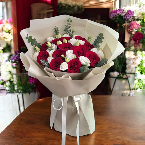 ช่อดอกไม้  Red Rose Flower Bouquet with White Lisianthus