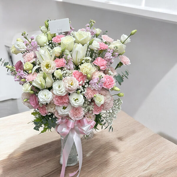 แจกันดอกไม้ “Blossom Grace” – Pink & White Floral Arrangement