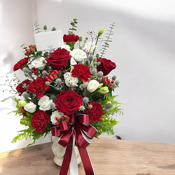 แจกันดอกไม้ “Crimson Elegance” – White & Red Flower Arrangement