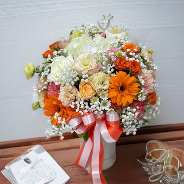 แจกันดอกไม้ “Amber Glow” – White & Orange Floral Vase