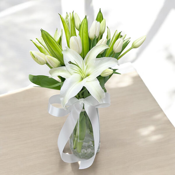 แจกันดอกไม้ “Pure Elegance” – White Flower Arrangement