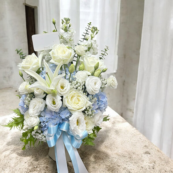 แจกันดอกไม้ “Blue Serenity” – White & Blue Flower Arrangement