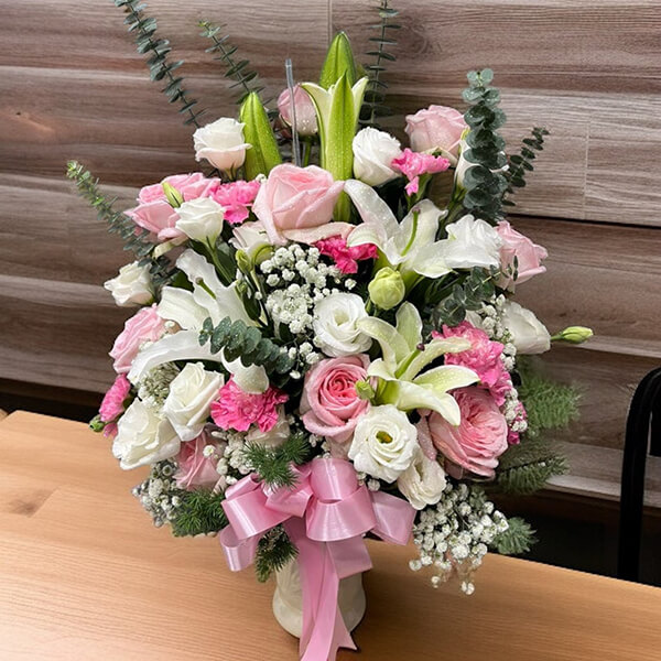 แจกันดอกไม้ “Blush Harmony” – Pink & White Flower Arrangement