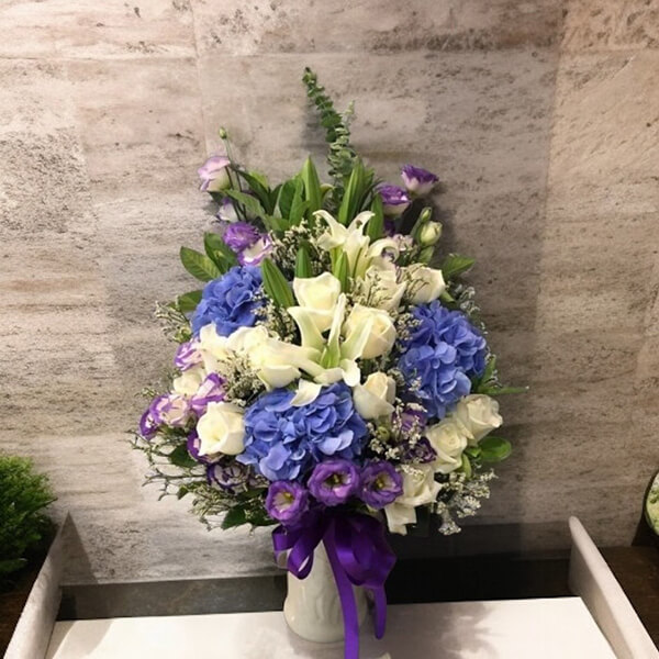 แจกันดอกไม้ Dreamy Lavender” – White, Purple & Blue Flower Arrangement