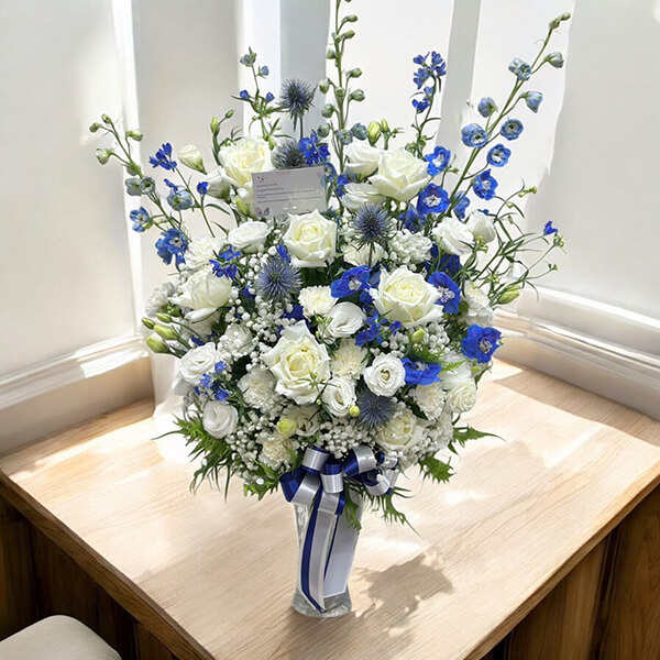 แจกันดอกไม้ Blue Serenity Vase Arrangement