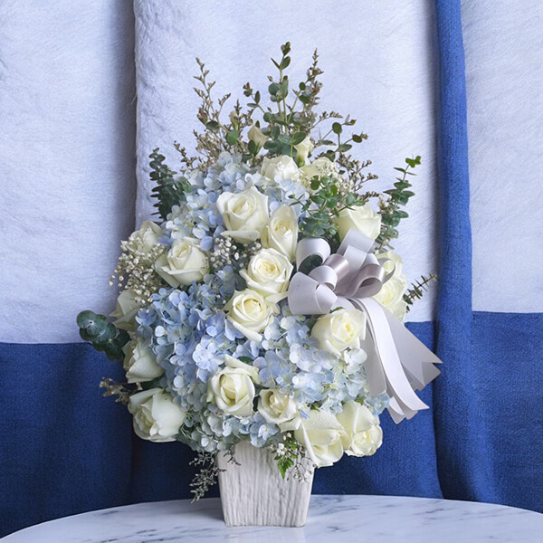 แจกันดอกไม้ - Pure Blue Hydrangea Vase Arrangement