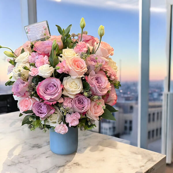 แจกันดอกไม้ Elegant Bloom Vase – White & Pink Roses Arrangement