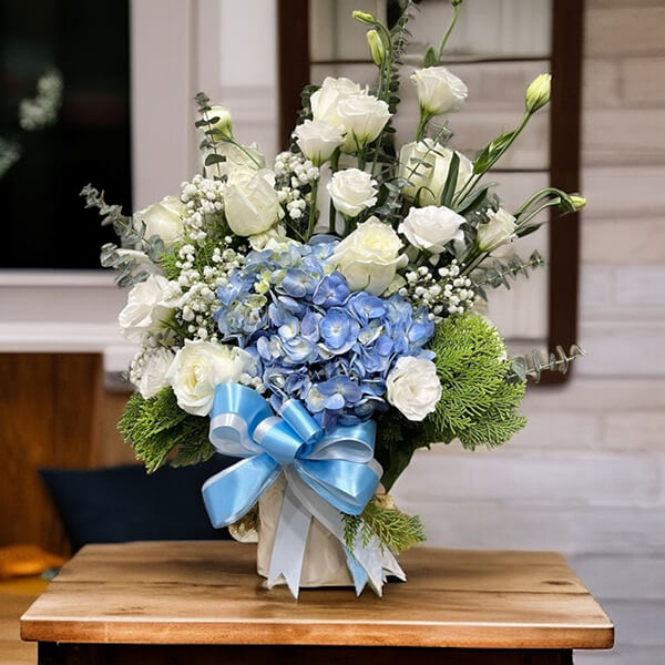 แจกันดอกไม้ Blue Serenity Vase – White Roses & Hydrangea Arrangement