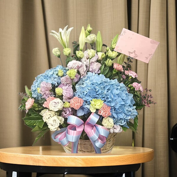 กระเช้าดอกไม้ Purple Elegance Flower Basket – Roses & Hydrangea Arrangement