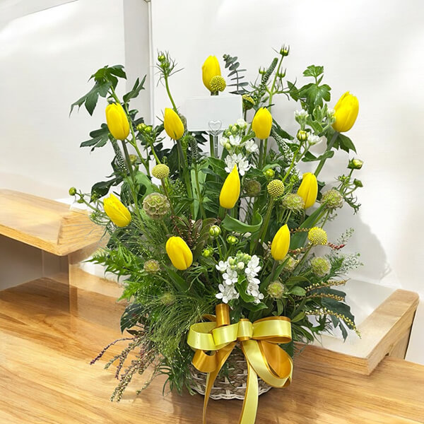 กระเช้าดอกไม้ Golden Tulip Flower Basket – Yellow Tulips Arrangement