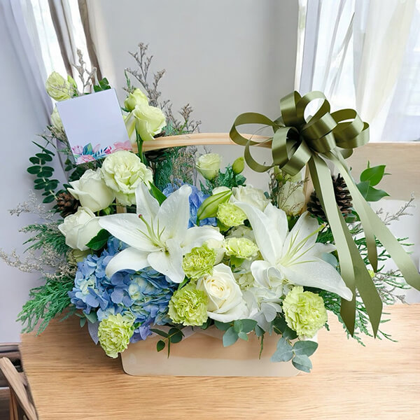 กระเช้าดอกไม้ - Fresh Harmony White & Green Flower Basket