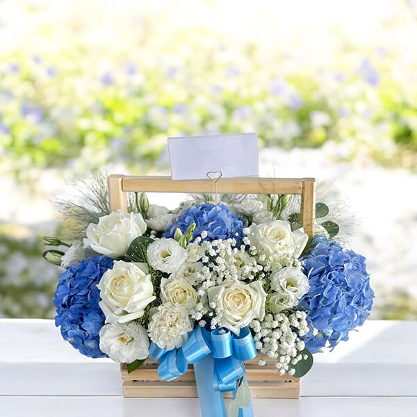 กระเช้าดอกไม้ Blue Whisper Flower Basket