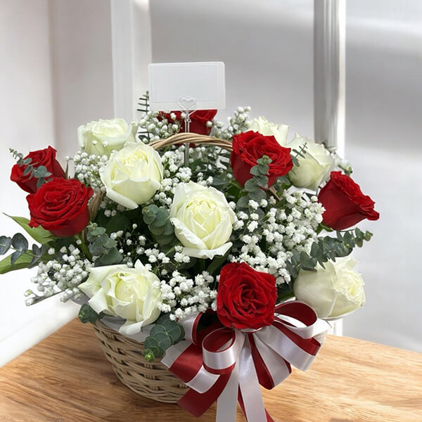 กระเช้าดอกไม้ Classic Red & White Rose Basket กระเช้าดอกไม้ Classic Red & White Rose Basket