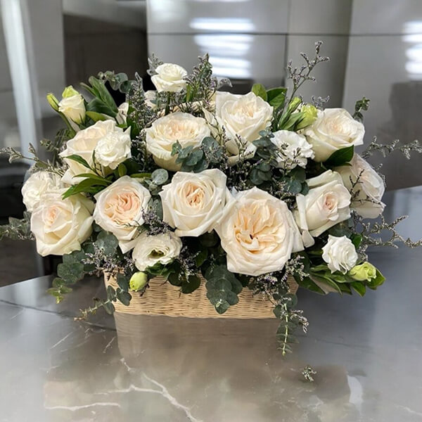 กระเช้าดอกไม้ - Elegant White & Green Flower Basket กระเช้าดอกไม้ - Elegant White & Green Flower Basket