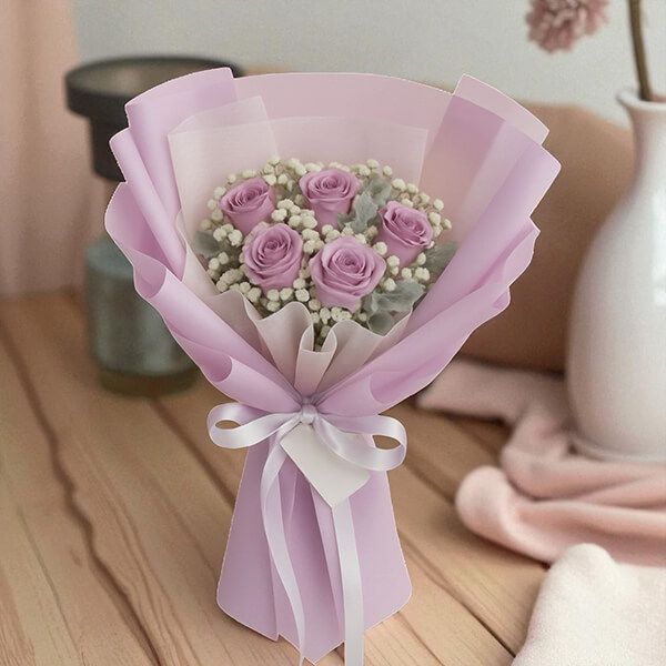 ช่อดอกไม้ Violet Whisper Bouquet – ช่อดอกกุหลาบสีม่วง 5 ดอก แซมดอกยิบโซและใบหิมะ