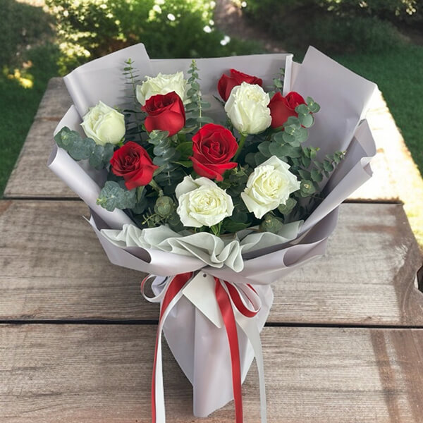 ช่อดอกไม้ "Whisper of Love Bouquet"