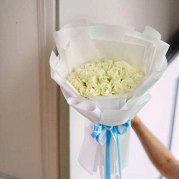 ช่อดอกไม้ Ivory Serenity Bouquet