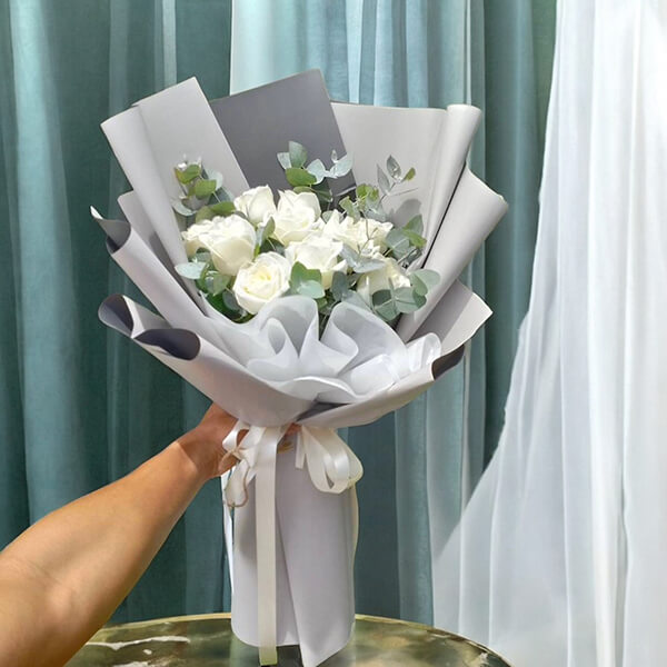 ช่อดอกไม้ Ethereal Ivory Grace Bouquet