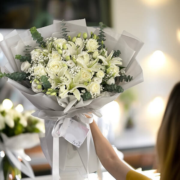ช่อดอกไม้ Majestic White Eternal Grace Bouquet
