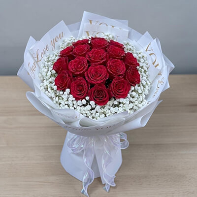ช่อดอกไม้ ฺBlush of Love Bouquet &ndash; ช่อดอกไม้กุหลาบแดง ล้อมรอบด้วยดอกยิบโซ ห่อกระดาษขาว