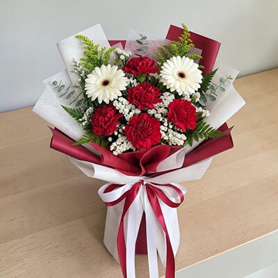 ช่อดอกไม้ Crimson Desire Bouquet
