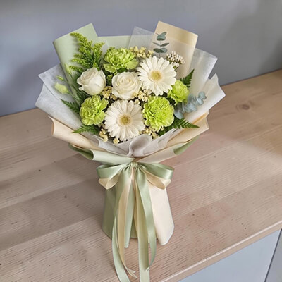 ช่อดอกไม้ Emerald Breeze Bouquet