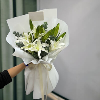 ช่อดอกไม้ White Serenity Lily Bouquet