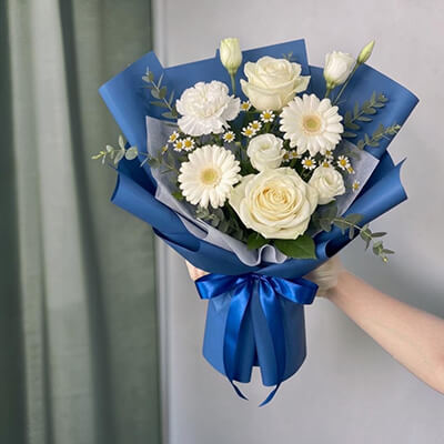 ช่อดอกไม้ White Serenity Blue Ribbon Bouquet