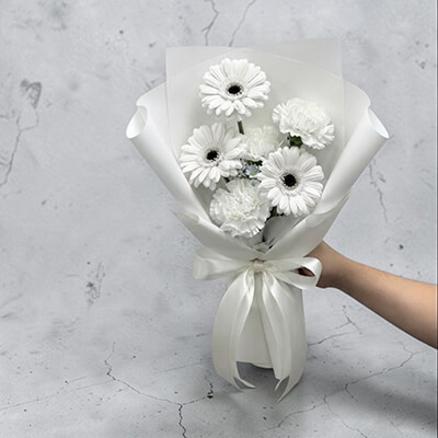 ช่อดอกไม้ White Serenity Bouquet – ช่อเยอบีร่าและคาร์เนชั่นสีขาว แห่งความสง่างาม