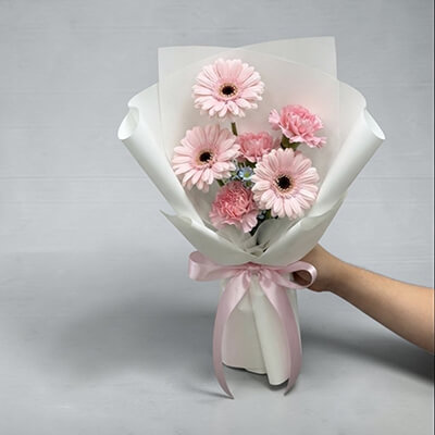 Sweet Blossom Bouquet – ช่อดอกไม้สีชมพูแสนหวาน สำหรับคนพิเศษ
