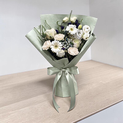 Green Serenity Bouquet &ndash; ช่อกุหลาบ ไลเซ็นทัส และเยอบีร่าสีขาว สไตล์ธรรมชาติ