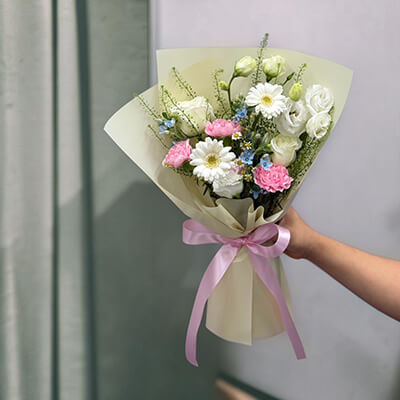 Vintage Grace Bouquet &ndash; ช่อกุหลาบขาวและคาร์เนชั่นชมพู สไตล์วินเทจ