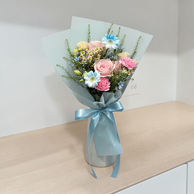 Dreamy Blue Bouquet – ช่อดอกไม้สีฟ้าชมพู ความฝันในวันพิเศษ