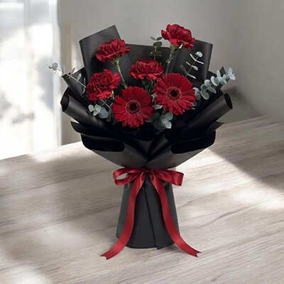 ช่อดอกไม้ Midnight Red Romance Bouquet