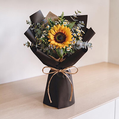Rustic Dark Sunflower with Daisy Bouquet ช่อดอกทานตะวันแซมเดซี่สไตล์รัสติก ห่อดำโมเดิร์นสุดเท่ Rustic Dark Sun