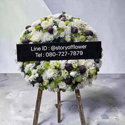 พวงหรีดดอกไม้สดผสมวัสดุธรรมชาติ รุ่น ศิริพนา สไตล์คลาสสิกมาตรฐาน โทนสีขาว-เขียวอบอุ่นธรรมชาติ - ร้านพวงหรีด