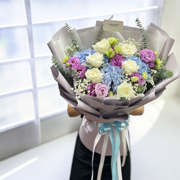 Elegant Pastel Hydrangea & Rose Bouquet ช่อดอกไม้ไฮเดรนเยียผสมกุหลาบขาวและไลเซนทัสสไตล์พาสเทล