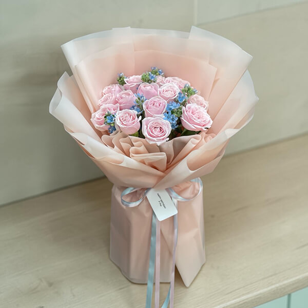 Pink Rose and Clear Blue Sky Premium Bouquet ช่อดอกกุหลาบสีชมพูพาสเทลแซมดอกอ็อกซิเพทาลัมสีฟ้า ทรงกระบอกหรูสไตล์เกาหลี